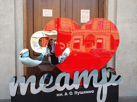 В Красноярске у театра им. Пушкина появился арт-объект в виде сердца. Фото: Мария Сикора
