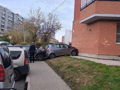 Девушка на «Рено» впечатала припаркованную малолитражку в стену дома. ЧП Красноярск