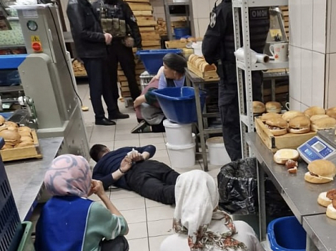 Полиция провела рейд на хлебозаводе в Красноярске: трех мигрантов выдворят из страны. Фото/Видео: ГУ МВД России по Красноярскому краю