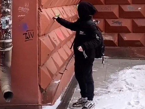 Двое подростков маркером изрисовали здание на пр. Мира в Красноярске. Фото и видео: vk.com/krasnoyarskrf