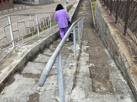 Красноярцы пожаловались на разбитый пешеходный спуск в центре. https://trk7.ru/news/166952.html