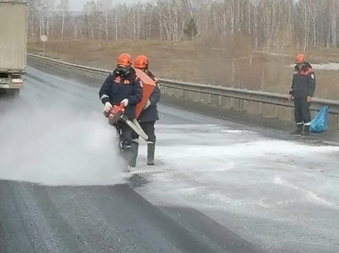В Красноярске разлив топлива произошёл на съезде с Николаевского моста . Фото: https://vk.com/public192457752