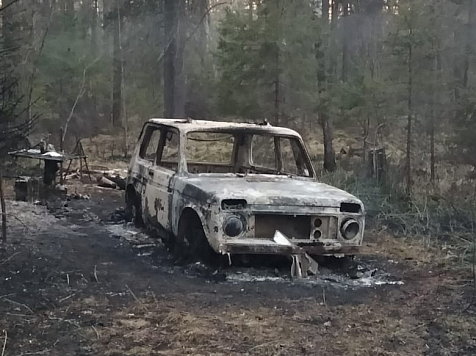 Лагерь туристов вместе с машиной сгорел во время лесного пожара на юге Красноярского края. Фото: Лесопожарный центр