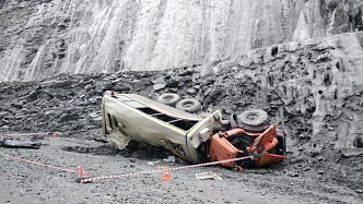 Двое вахтовиков погибли во время падения автобуса с 10-метровой высоты в Красноярском крае