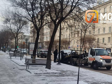 Перевозившая красноярского мэра служебная машина попала в ДТП. Фото: t.me/aksutenko