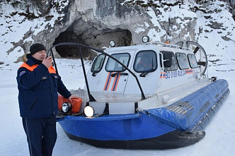 Трех рыбаков эвакуировали со сломанной аэролодки на Красноярском море