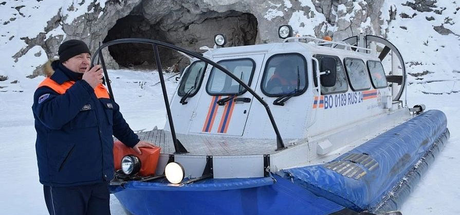 Трех рыбаков эвакуировали со сломанной аэролодки на Красноярском море