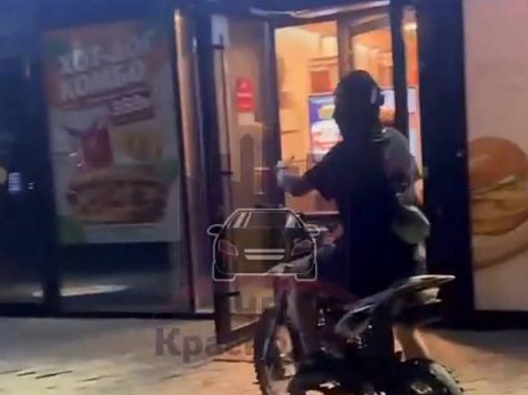 Неизвестный ворвался в бургерную на мотоцикле в центре Красноярска. Фото: t.me/kraschp