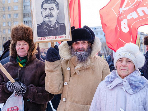За неимением в Красноярске памятника Сталину коммунисты отметили день его рождения у мемориала декабристам. Фото: kprf.ru