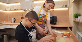 «Тренажёр самостоятельности». В Красноярске в рамках нацпроекта «Семья» открылась ещё одна тренировочная квартира для ребят с инвалидностью.