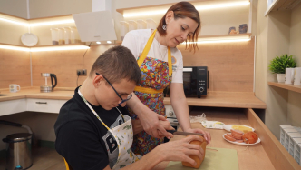 «Тренажёр самостоятельности». В Красноярске в рамках нацпроекта «Семья» открылась ещё одна тренировочная квартира для ребят с инвалидностью.