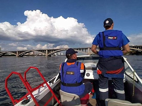 Спасатели вытащили из-под баржи двух красноярцев, затянутых течением. Фото: КГКУ «Спасатель»