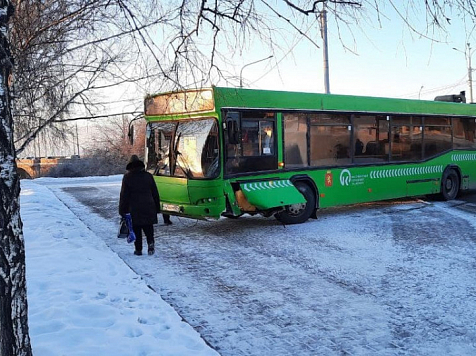 В центре Красноярска пассажирский автобус выехал на тротуар. Фото: телеграм-канал «Борус»