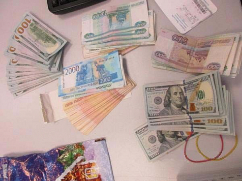 Мужчина улетел в Баку и забыл задекларировать 17 тысяч долларов. Деньги конфисковали. Фото: Красноярская таможня