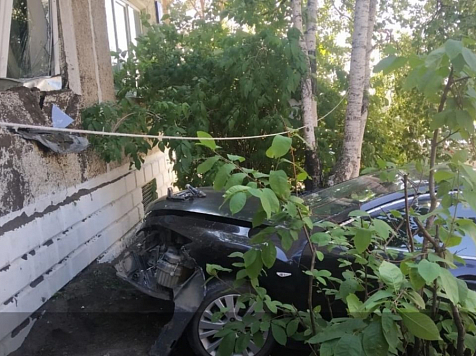 В Красноярском крае водитель на иномарке влетел в стену жилого дома и погиб. Фото: "ЧП Лесосибирск"