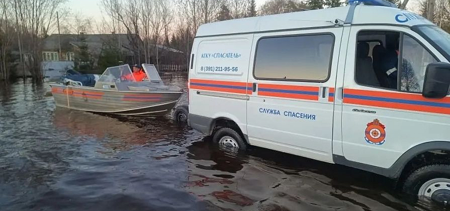 Красноярские спасатели заплыли в затопленный поселок на лодке, чтобы эвакуировать жителей
