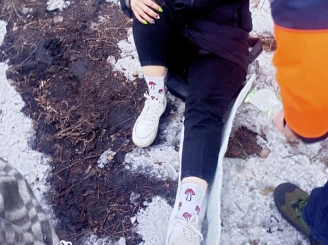 Красноярка упала на «Столбах» и получила перелом голеностопа. Фото: КГКУ «Спасатель»