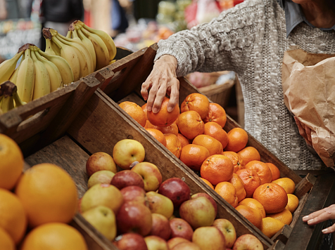 Женщине из Красноярска запретили выбирать фрукты руками в магазине. Фото: Freepik
