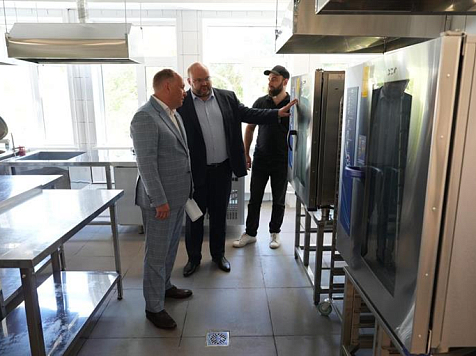 В Красноярске 10 школ с 1 сентября переходят на самостоятельное обеспечение питанием. Фото: администрация Красноярска