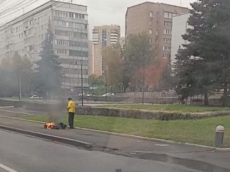 В Красноярске самокат загорелся во время движения. Скриншот: ЧП Красноясрк