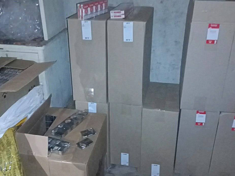 В Канске нашли гараж с нелегальной партией сигарет на 3 миллиона. Фото: МВД24