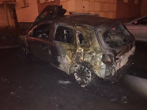Два автомобиля сгорели сегодня ночью в Красноярске: подозревают поджог. Фото: МВД Красноярский край
