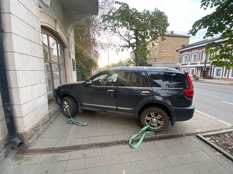 В центре Красноярска иномарка свалилась с эвакуатора и врезалась в здание. Фото: Госавтоинспекция Красноярского края