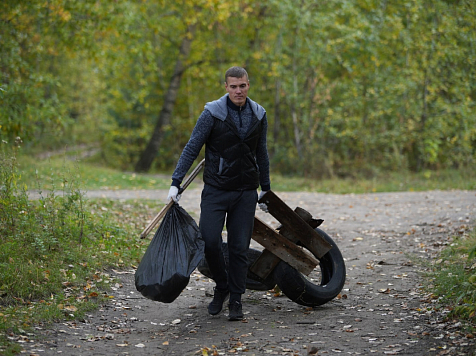 В Красноярске волонтёры собрали 40 мешков мусора на острове Молокова. Фото: Молодежный центр "Своё дело"