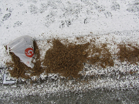  Водитель в Нижнем Ингаше, удирая от инспекторов ДПС, выбросил в окно огромный пакет марихуаны. Фото: МВД24
