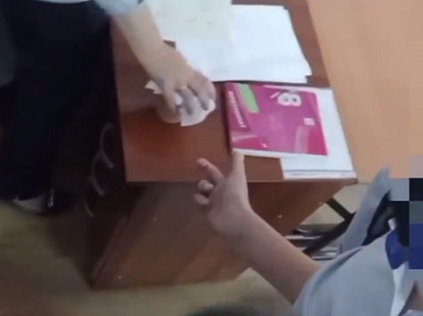 Ученику красноярской школы №19 подкинули в портфель банку с тараканами					     title=