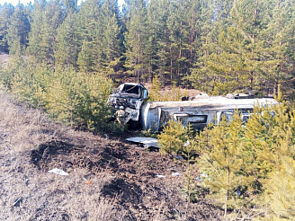 В Красноярском крае бензовоз опрокинулся в кювет и разлил топливо по трассе