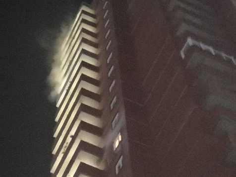 Ночью в Красноярске загорелась квартира в многоэтажке на Калинина. Фото: NGS24.RU