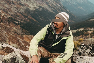 Сноубордист пропал в горах Красноярского края