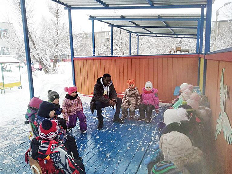 Студент из Гвинеи преподает французский язык в детском саду Красноярска. Фото: admkrsk.ru