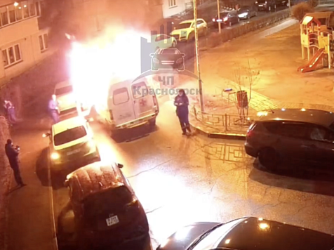 В Красноярске мощно полыхнула карета скорой во время вызова. Видео: ЧП Красноярск