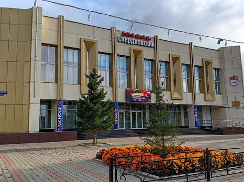 Замглавы дома культуры в Красноярске забирал у сотрудников деньги на баяны. Фото: 2gis.ru