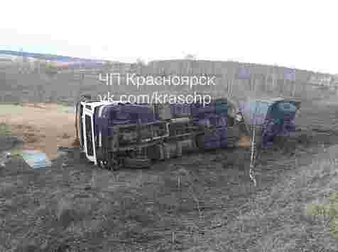 Фура с песком вылетела в кювет после рискованного маневра лихача на трассе