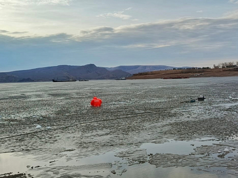 На Красноярском водохранилище трое рыбаков застряли в «каше» из льда в 40 метрах от берега. Фото: КГКУ "Спасатель"