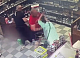 Красноярец уронил коляску с ребёнком и избил женщину в алкогольном магазине (Видео 18+)