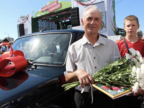 Вырастивший самый большой помидор минусинец решил продать выигранную «Ниву». Администрация Минусинска