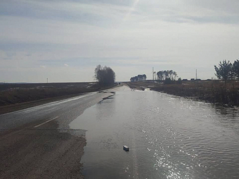 Участок трассы Красноярск-Енисейск затопило талыми водами . Фото: ГИБДД Красноярского края