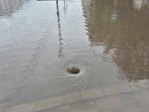 12 откачивающих машин работают сегодня в Красноярске с самого утра. Фото: //t.me/adm_krasnoyarsk