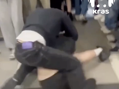 Красноярские подростки устроили потасовку в кафе на Театральной площади . Видео: KrasMash