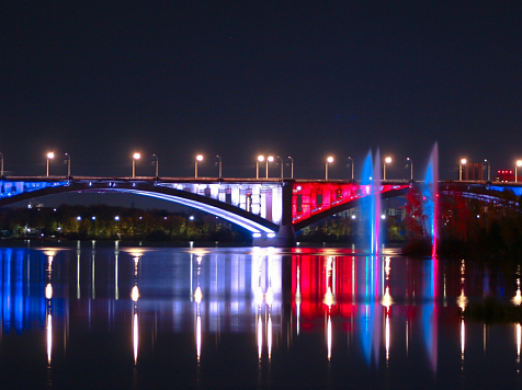 В честь Дня России в Красноярске включат подсветку Коммунального моста в цветах триколора. Фото: Андрей Максимов