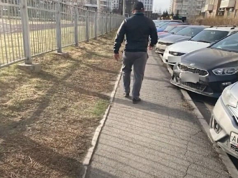 В Красноярске полицейские установили личность мужчины «со спущенными штанами». Фото: очевидица