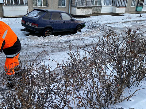 Коммунальщики не смогли вывезти весь снег с улицы Менжинского в Красноярске. Фото: МКУ "УДИБ"