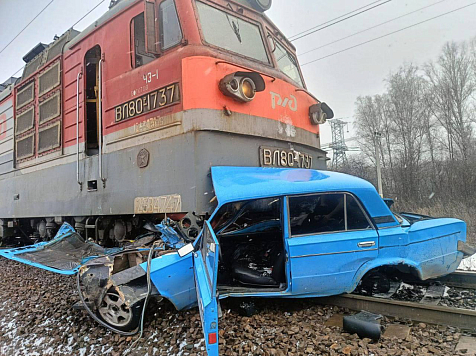 На железнодорожном переезде в Курагино локомотив снёс «шестерку» с подростком. Фото: Госавтоинспекция24