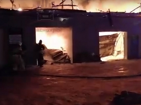 В Красноярске сгорело здание автосервиса на площади 450 квадратных метров. 
Фото, видео: "ЧП Красноярск"
