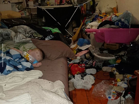 Покрытого мухами ребенка из захламленной квартиры в Красноярском крае оставили голодным и одним. Фото: Межрегиональный центр по правам детей