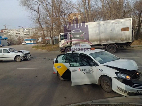 В Красноярске пьяный водитель «Волги» врезался в такси. Фото: ЧП Красноярск